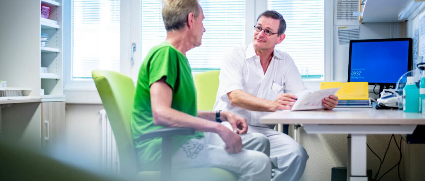 Arzt spricht mit Patient