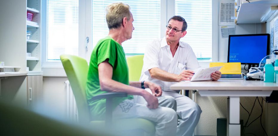 Arzt spricht mit Patient