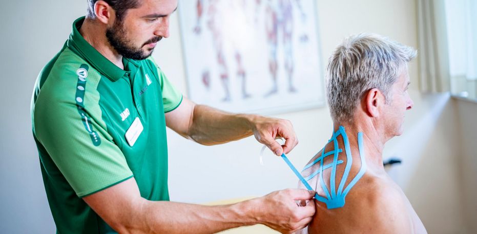 Therapeut behandelt Patientin mit Theraband