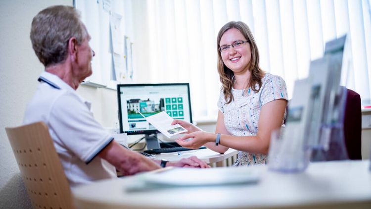 Sozialdienstmitarbeiter spricht mit Patienten
