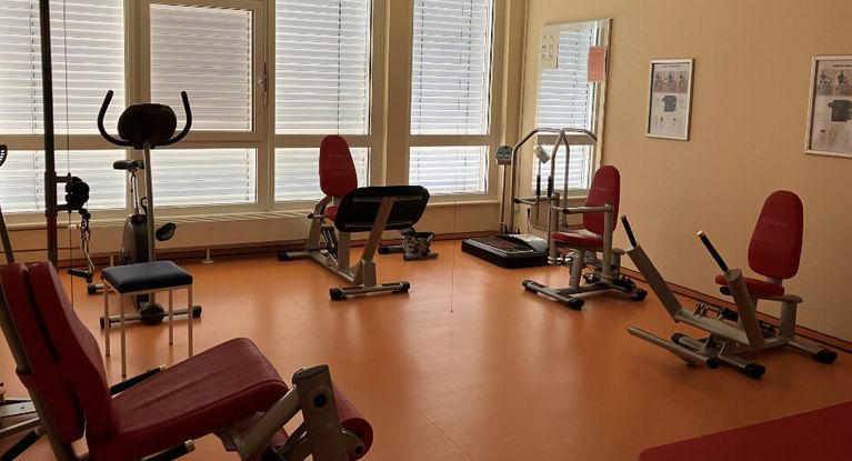 Rekreationsraum mit Fitnessgeräten im Reha-Zentrum Spreewald