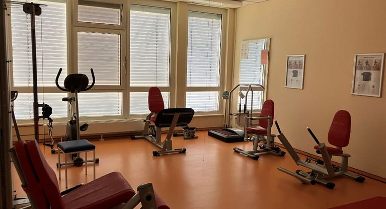 Rekreationsraum mit Fitnessgeräten im Reha-Zentrum Spreewald