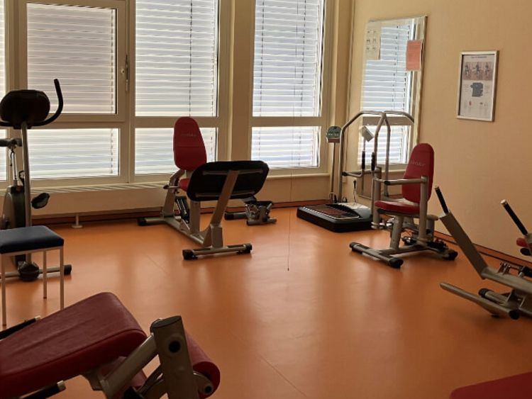 Rekreationsraum mit Fitnessgeräten im Reha-Zentrum Spreewald