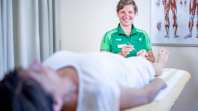 Therapeutin testet Nerven an Fuß