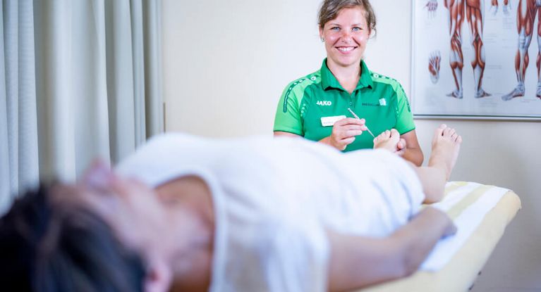 Therapeutin testet Nerven an Fuß