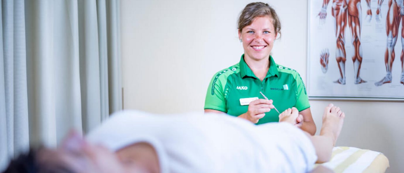 Therapeutin testet Nerven an Fuß