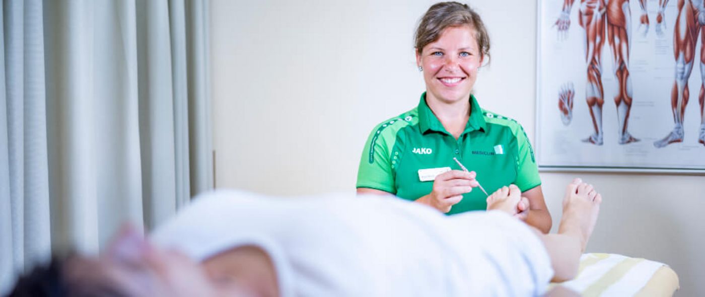 Therapeutin testet Nerven an Fuß