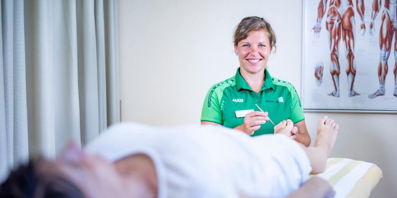 Therapeutin testet Nerven an Fuß