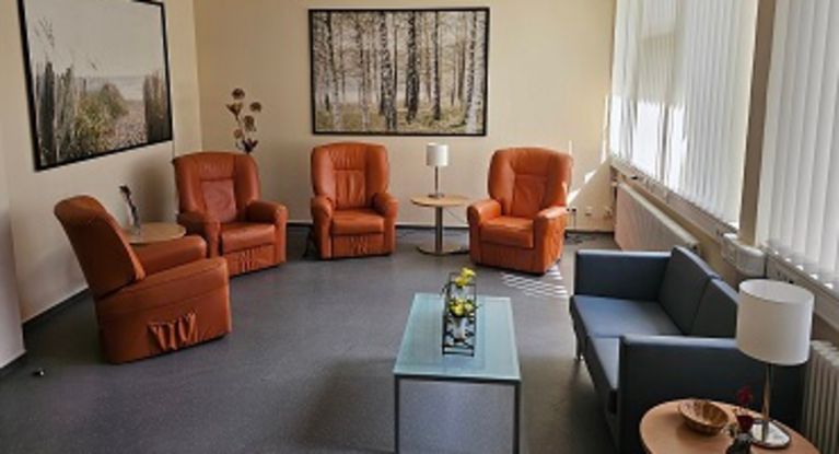 Ruheraum im Reha-Zentrum Spreewald mit Tischen und bequemen Sesseln