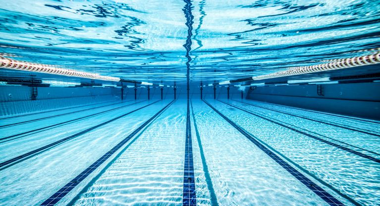 Unterwasseraufnahme der Bahnen in einem Schwimmbad