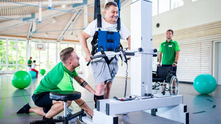 Patient übt Gehen im Gangtrainer