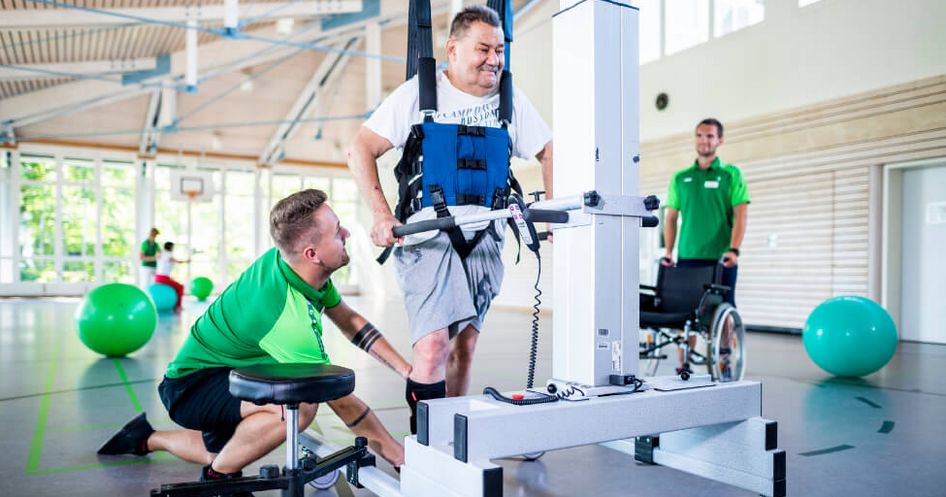 Patient übt Gehen im Gangtrainer