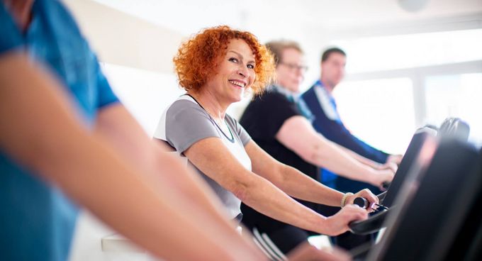 Patienten trainieren auf Ergometern