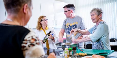 Therapeutin berät Patienten zum Thema gesunde Nahrungsmittel