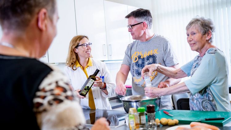 Therapeutin berät Patienten zum Thema gesunde Nahrungsmittel