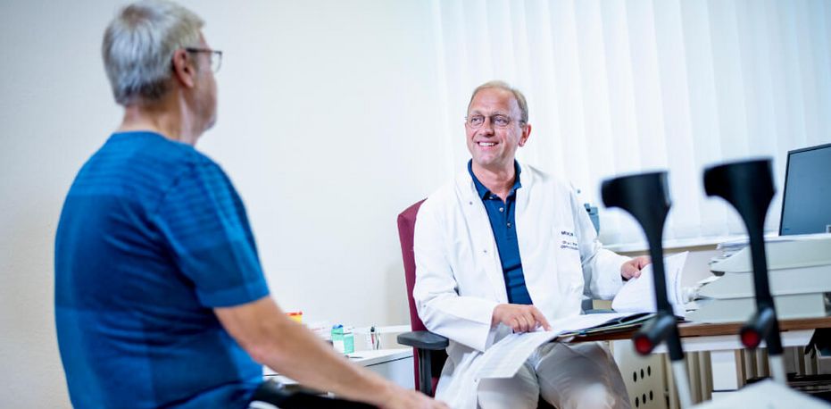 Arzt erklärt Patient seine Akte
