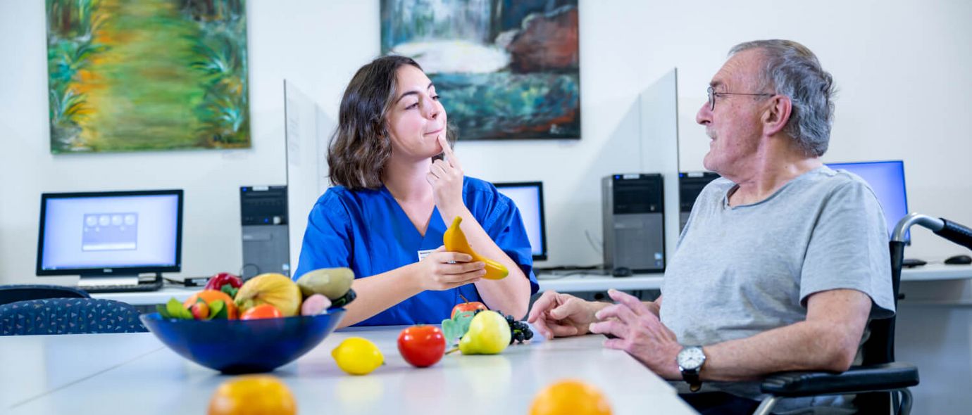 Logopädin übt Sprechen mit neurologischem Patienten