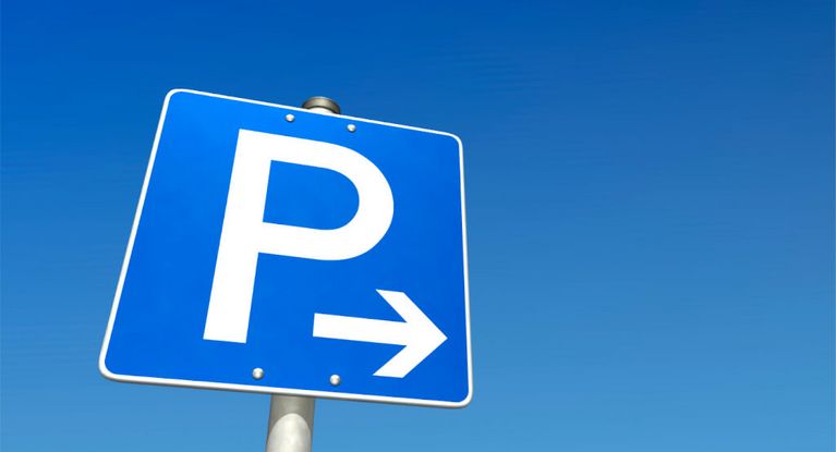 blaues Parkplatzschild
