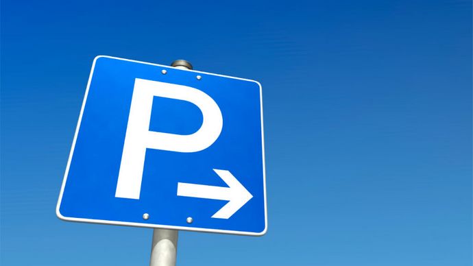 blaues Parkplatzschild