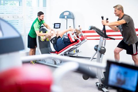 Therapeut weist Patienten in Geräte ein