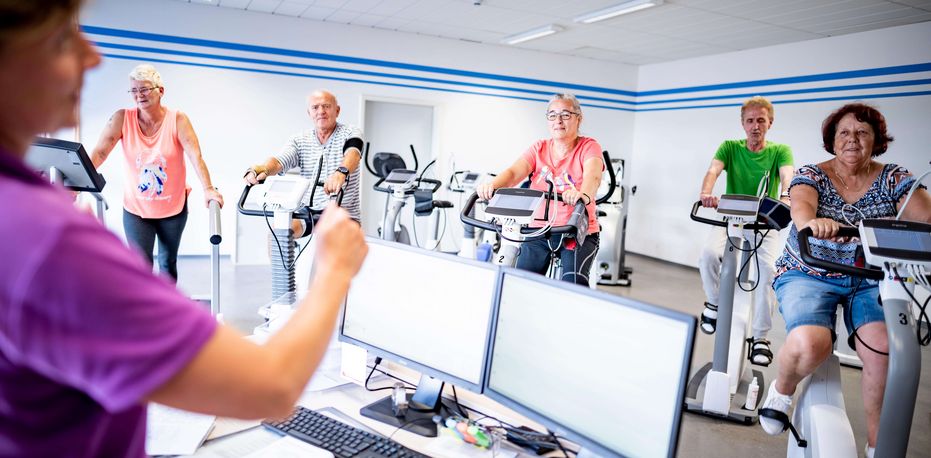 Ausdauertraining auf dem Ergometer in der Herz-Reha unter Anleitung.