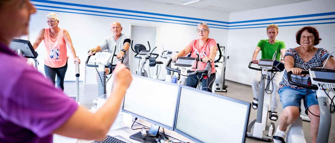 Ausdauertraining auf dem Ergometer in der Herz-Reha unter Anleitung.