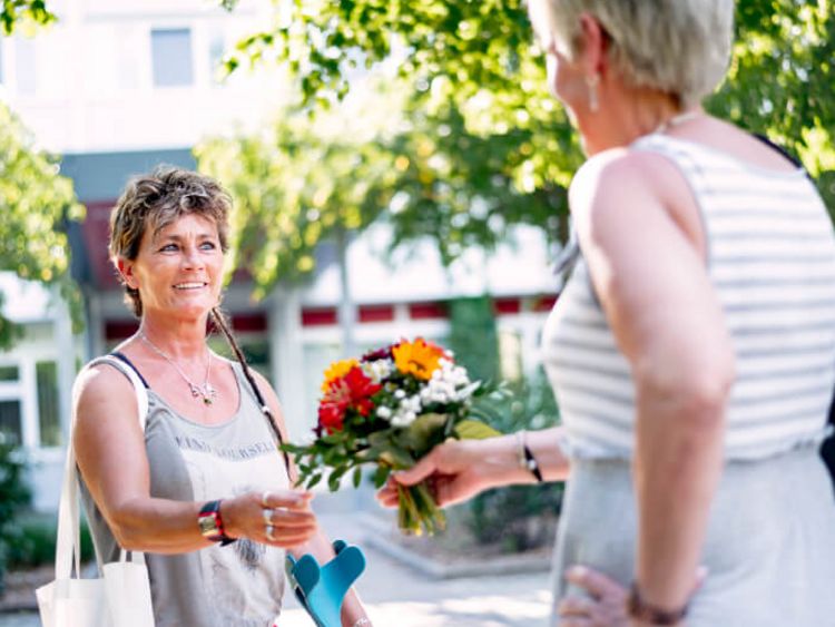 Patientin erhält Blumenstrauß 