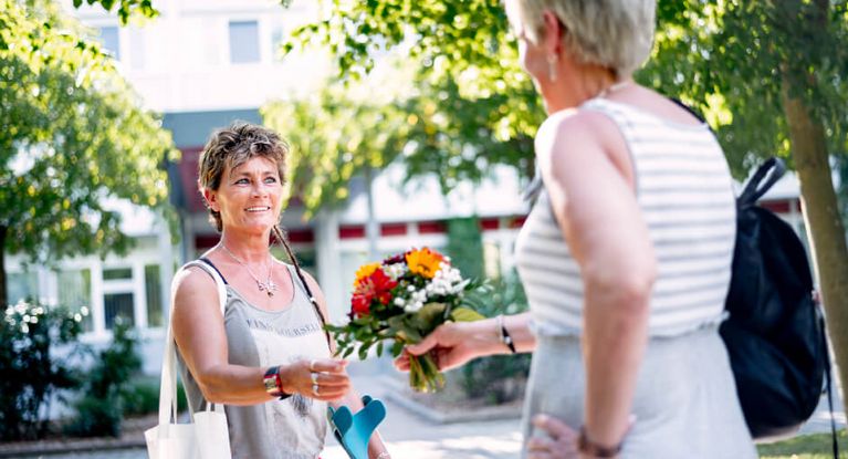 Patientin erhält Blumenstrauß 
