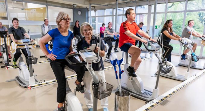 Patienten trainieren auf Ergometern in der Medizinschen Trainingsthearapie