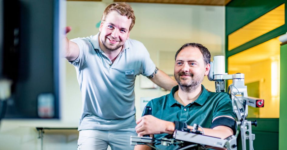 Patient übt mit Hand-Motor-Schiene