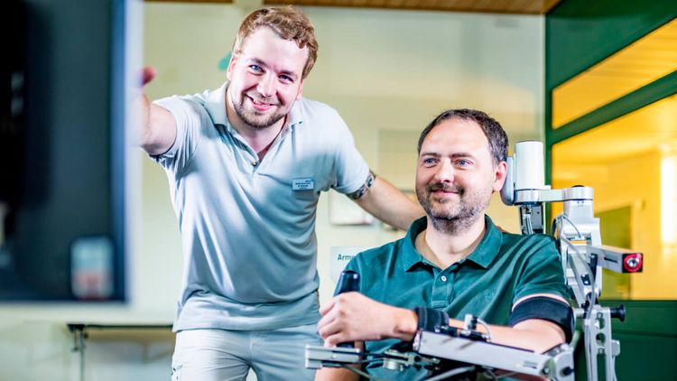 Patient übt mit Hand-Motor-Schiene