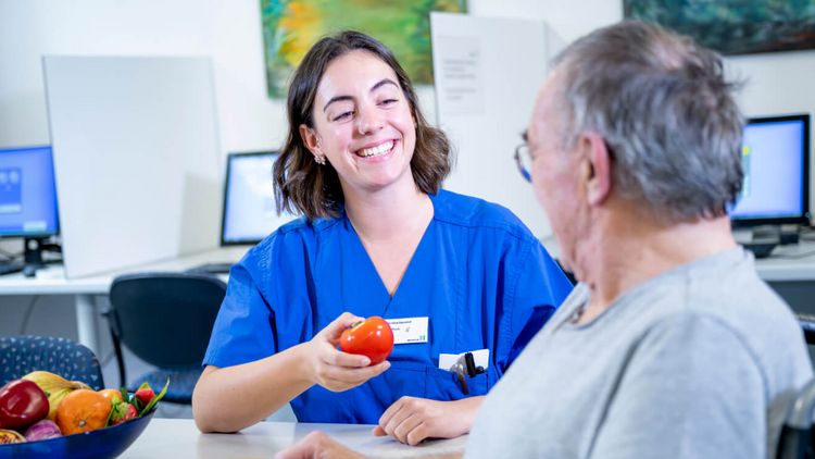 Logopädin bei Sprechübungen mit neurologischem Patienten