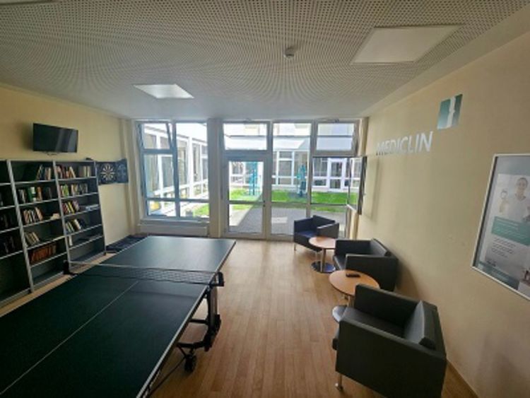 Freizeitraum im Reha-Zentrum Spreewaldmit Sofa und Bücherregal